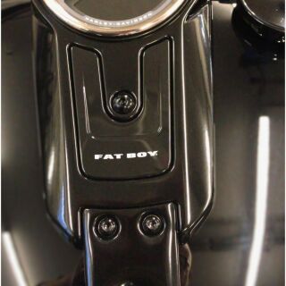 Schraubenkit für Dashboard / Tank / Tacho | Harley Davidson Fatboy ab 2018 | schwarz glanz